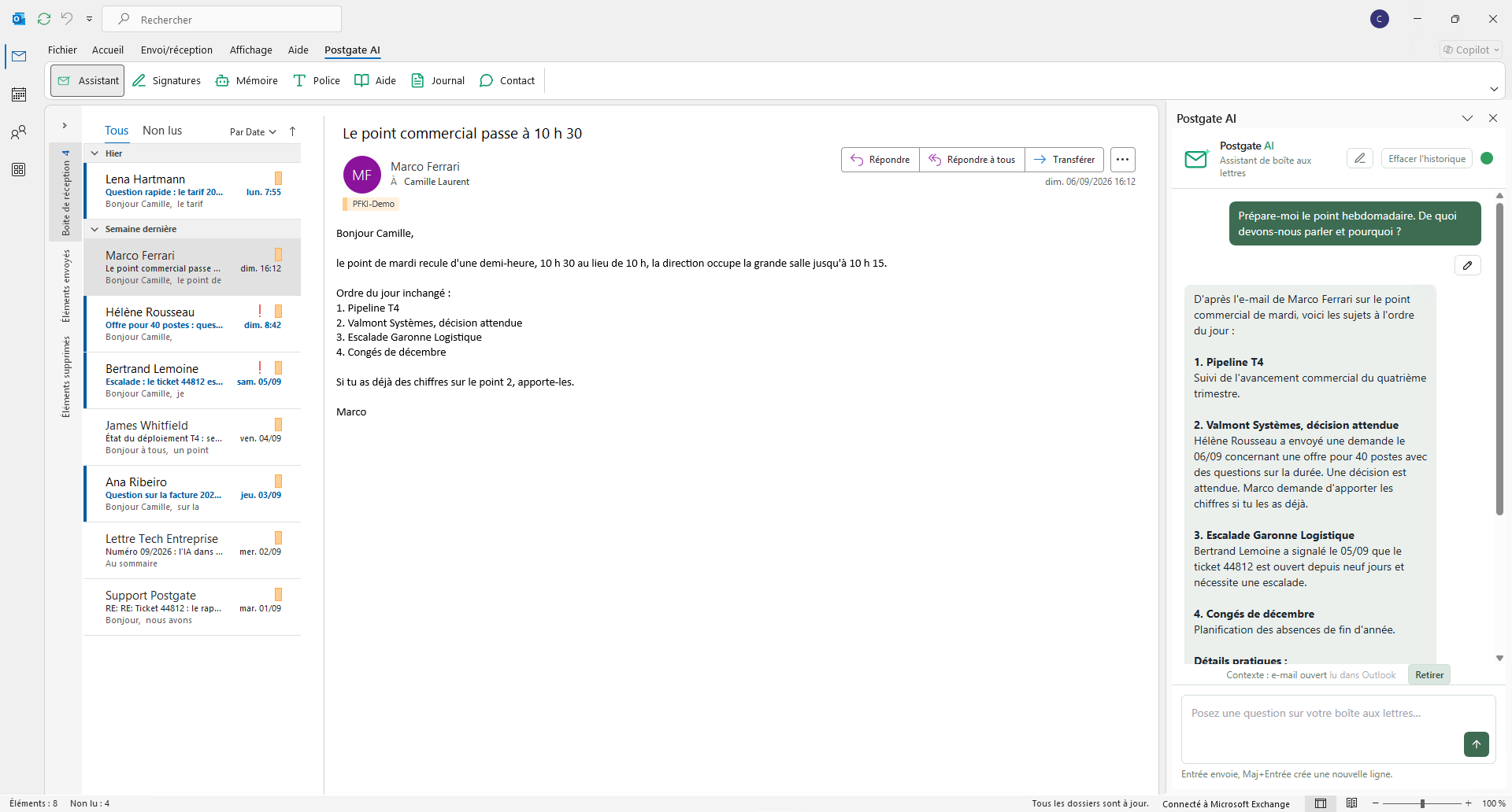 Outlook avec un message ouvert et, à côté, l’assistant qui donne les points de la réunion hebdomadaire tirés de plusieurs fils de messages