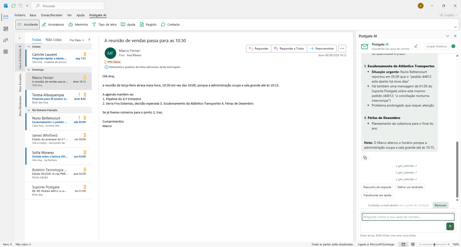Outlook com uma mensagem aberta e, ao lado, o assistente com os pontos da reunião semanal recolhidos de vários tópicos